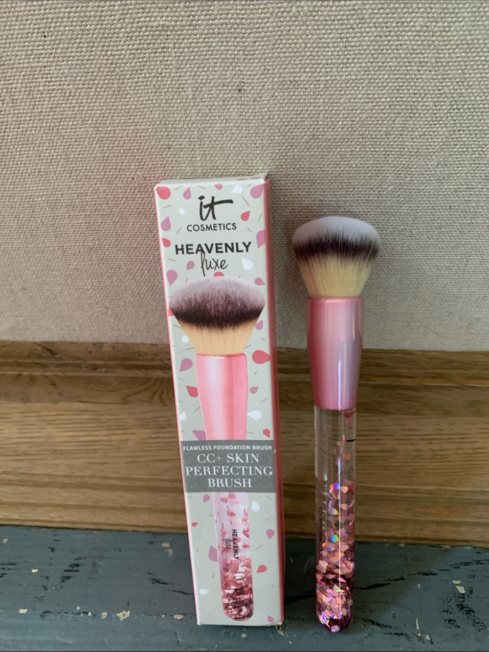 it cosmetics Pink Glitter Handle Heavenly Luxe Foundation Brush